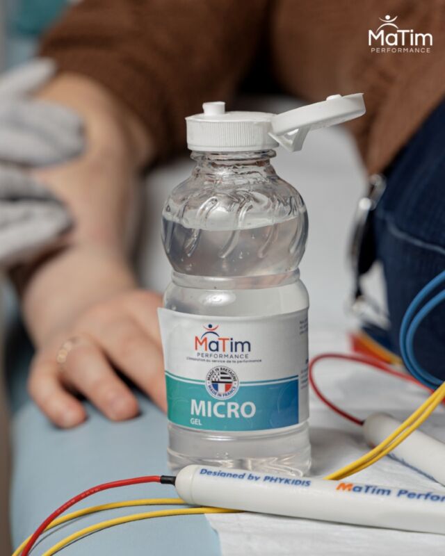 Le gel conducteur, enrichi en glycérine, présente plusieurs avantages :

👉🏻 𝗛𝘆𝗱𝗿𝗮𝘁𝗮𝘁𝗶𝗼𝗻 𝗲𝘁 𝗽𝗿𝗼𝘁𝗲𝗰𝘁𝗶𝗼𝗻 : la glycérine limite la perte d'eau de la peau, favorisant une hydratation durable
👉🏻 𝗗𝗼𝘂𝗰𝗲𝘂𝗿 𝗲𝘁 𝘀𝗼𝘂𝗽𝗹𝗲𝘀𝘀𝗲 : elle rend la peau plus douce et élastique
👉🏻 𝗘𝗳𝗳𝗲𝘁 𝗿𝗲́𝗽𝗮𝗿𝗮𝘁𝗲𝘂𝗿 : elle aide à la cicatrisation, protégeant et régénérant la peau

Un allié idéal pour des séances de soins efficaces et confortables 🙌🏼

#matim #matimperformance #microlabtherapy #microscourants #kiné #santé #kinésithérapeutes #ostéopathe #chiropracteur #sénologie #formationsenologie #senologie